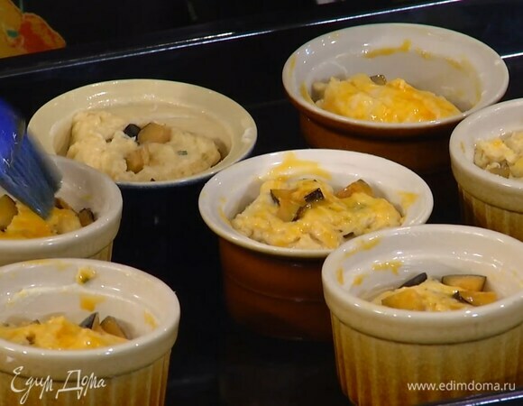 Желток перемешать со щепоткой соли и смазать тесто.