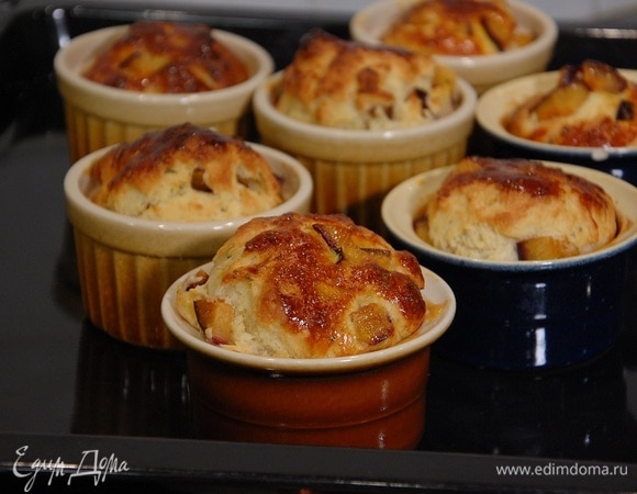 Выпекать булочки в разогретой духовке 15–18 минут.