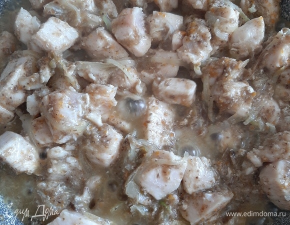 Через 10 минут добавляем грибы, хорошо перемешиваем и оставляем тушиться под закрытой крышкой еще 10 минут.