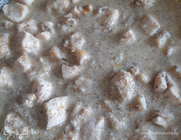 Сметану разводим небольшим количеством воды до консистенции кефира и выливаем к курице, тушим на среднем огне 10–15 минут до загустения соуса. Курица готова, подавайте с любимым гарниром или как самостоятельное блюдо. Приятного аппетита! 😊