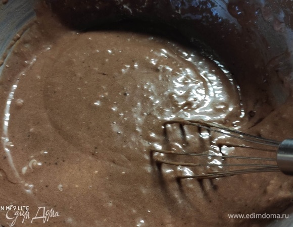 Смешать венчиком (не взбивать) сухие ингредиенты с яичной смесью, добавив при этом 3 ст. л. молока. Тесто по консистенции напоминает густую сметану.