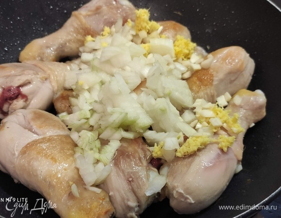Очистить лук, чеснок и имбирь. Лук и чеснок нарезать мелким кубиком, имбирь натереть на мелкой терке. Мясо вымыть, обсушить, нарезать порционными кусками, если вы используете курицу целиком. У меня голени, можно взять бедра с костями или без, выбор за вами. В большой глубокой сковороде разогреть топленое масло. На большом огне обжарить мясо со всех сторон до золотистого цвета. Добавить лук, чеснок и имбирь, обжарить в вместе.