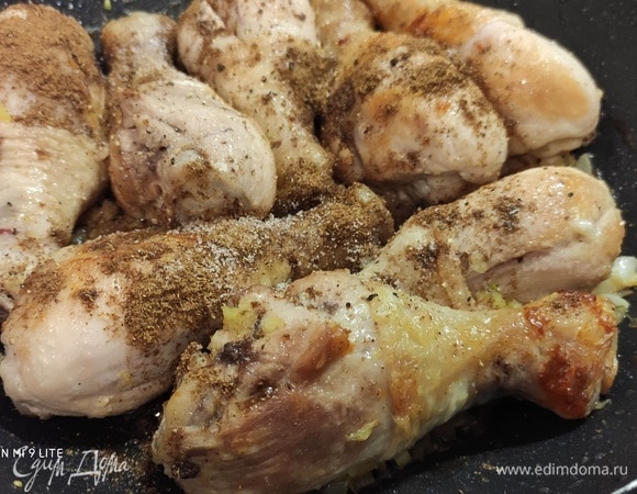 Приправить солью, перцем и посыпать гарам масалой.