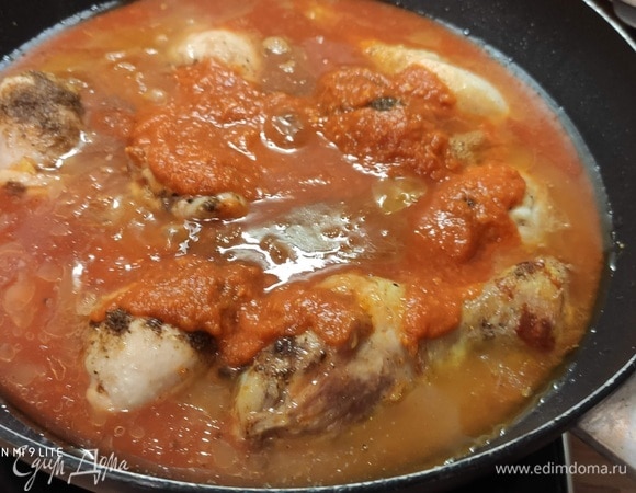 Влить 300 мл воды и пассату, довести до кипения. Уменьшить огонь, тушить под крышкой примерно 45 минут.