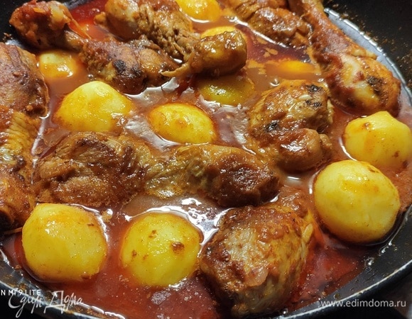 Картофель очистить, вымыть и нарезать крупным кубиком (у меня мелкие клубни, поэтому я оставила картофель целиком). Отварить в отдельной кастрюле 10 минут, затем переложить в рагу и продолжить варку до готовности. Можно, конечно, варить картофель в рагу с самого начала, но из-за кислоты от помидоров картошка будет вариться очень долго и останется твердой. А за 5 минут до конца варки добавить замороженный зеленый горошек.