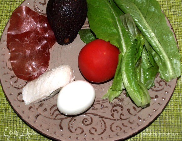 Куриные яйца и куриное филе заранее отварить и остудить. Помидор, куриное филе и яйцо нарезать пластинками. Салат промыть, дать стечь воде и крупно порвать. Авокадо очистить и нарезать дольками.