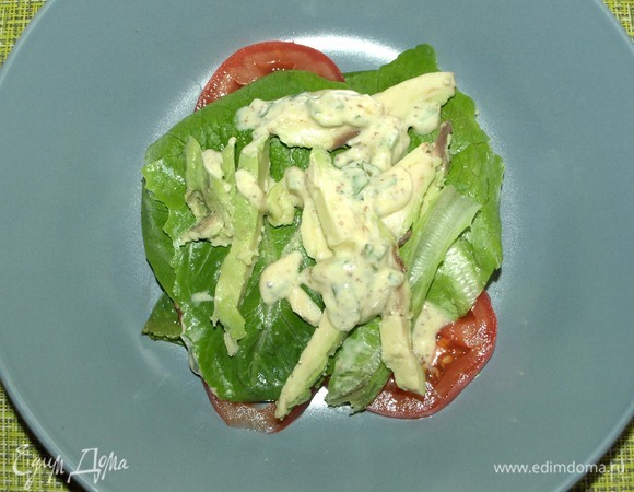Выкладываем авокадо и немного заправки. Закрываем листьями салата.