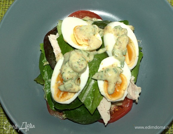 Выкладываем яйца и немного заправки. Закрываем оставшимися листьями салата.