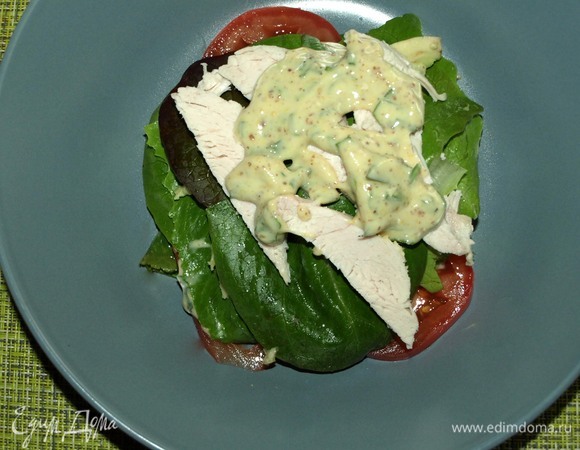 Выкладываем курицу и немного заправки. Закрываем листьями салата.