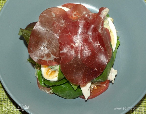 Выкладываем брезаолу. Салат можно подавать.