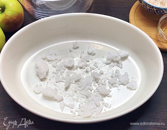 Разогреть духовку до 175°C. В форму (идеальный размер для выпекания этого десерта 15х25 см, размер моей формы — примерно 22х30 см) положить твердое кокосовое масло и отправить в духовку, чтобы его растопить и разогреть форму.