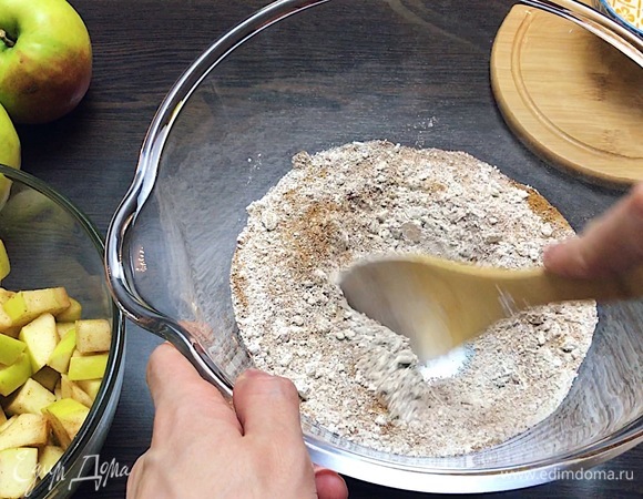 В большой миске смешать гречневую муку, кокосовый сахар (я использую кокосовый, с ним вкус еще насыщеннее), разрыхлитель.