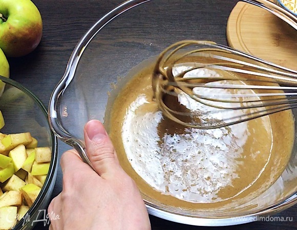 Влить соевое молоко и хорошо все перемешать.