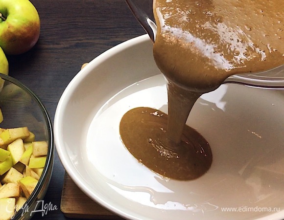 Достать разогретую форму с растопленным маслом из духовки. Влить тесто в форму, перед этим хорошо перемешав его в миске.