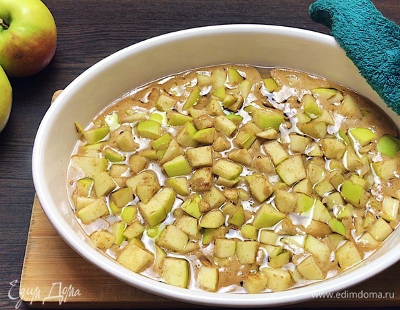 Отправить форму обратно в разогретую до 175°C духовку на 40 мин. Следите за готовностью, вам может потребоваться меньше или немного больше времени, духовки разные. Тесто должно стать золотистым и хорошо держать форму.