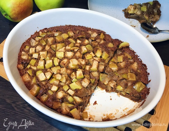 Подавать десерт можно с мороженым, сливками, а для самых ярых сладкоежек можно сверху полить любимым сиропом. Приятного аппетита ;)