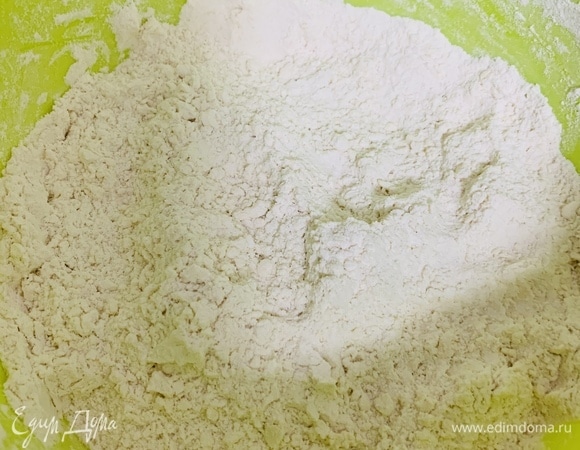 Просеянную муку с солью растереть с 50 г маргарина между ладонями.
