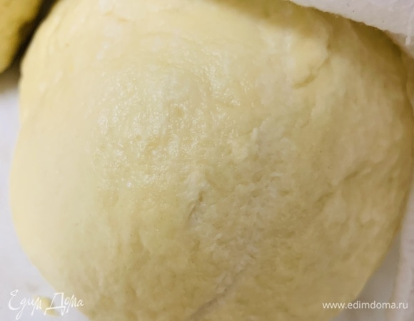 В стакане теплой воды размешать 1 яйцо, добавить соль, растительное масло и уксус. Все смешать и замесить очень мягкое тесто. Оставляем тесто отдохнуть минут на десять, укрыв слегка влажным полотенцем.