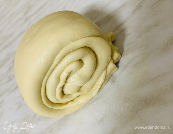 Завернуть тесто (как улитку). Отправить в холодильник на 1–2 часа.