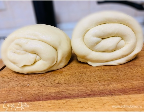 После этого достать тесто, дать постоять минут 5 при комнатной температуре и еще раз раскатать (не раскрывая тесто) так же, как и в первый. Смазать маргарином, снова сделать «улитку» (см. фото в карусели) и отправить на пару часов в холодильник.
