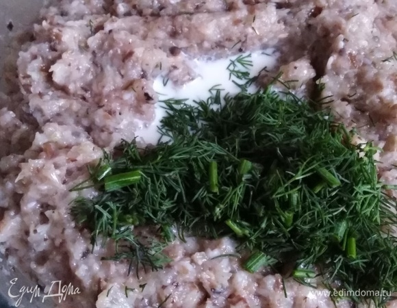 Куриную мякоть, размороженные грибы, лук, чеснок пропустить через мясорубку. Добавить соль, перец, молоко и укроп. Хорошо перемешать и отбить фарш.