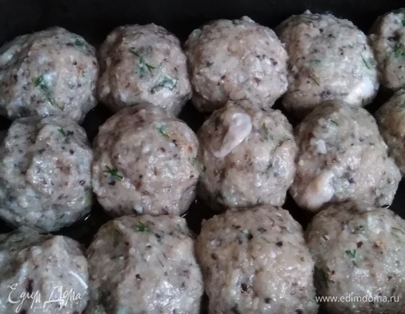 Сформировать котлеты. Выложить в смазанную растительным маслом форму.