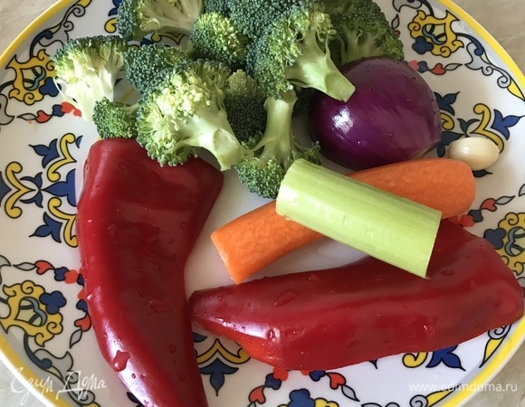 Подготовить овощи. Брокколи разобрать на соцветия.