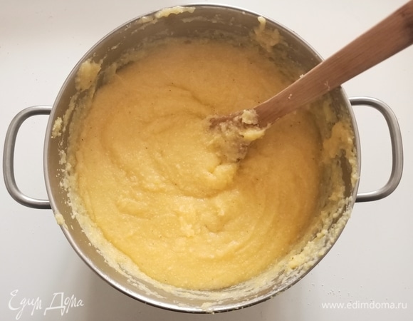 Вскипятить воду, добавить соль, немного оливкового масла, затем медленно всыпать кукурузную крупу, помешивая деревянной ложкой. Если сразу всыпать всю крупу, то получатся большие комки. Варить поленту на небольшом огне при постоянном помешивании до готовности, как указано на упаковке. Каша считается готовой, когда она разбухает и начинает отставать от стенок посуды.