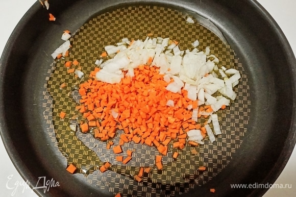 Тем временем приготовить соус: на сковороде обжарить мелко нарезанные морковь и лук.