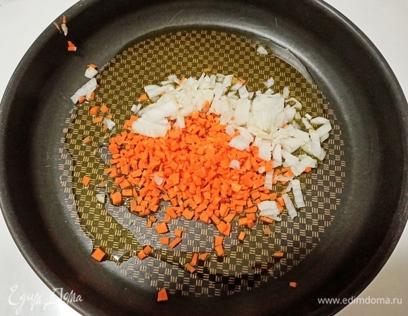 Тем временем приготовить соус: на сковороде обжарить мелко нарезанные морковь и лук.
