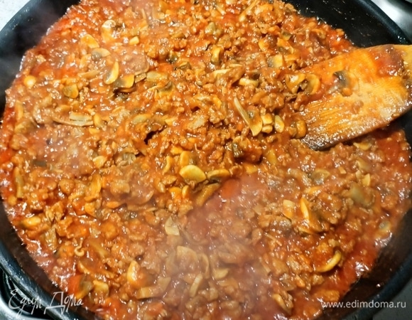 Влить томатную пасту. Соус посолить, приправить приправами и тушить в течение 10–15 минут, пока он не станет достаточно густым.