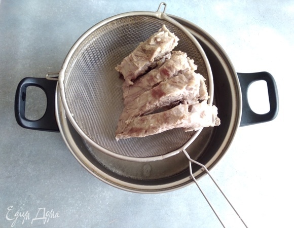 Ребра залить холодной водой и варить 1 час, в конце немного посолить. Бульон процедить.