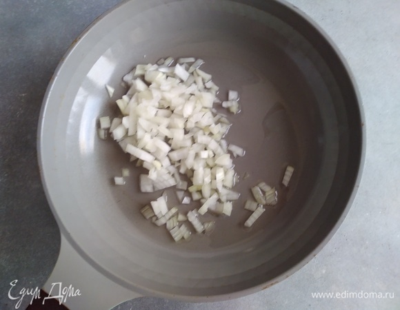 Разогреть масло. Готовить нарезанный кубиками лук около 2 минут. Добавить измельченный чеснок, готовить вместе еще пару минут.