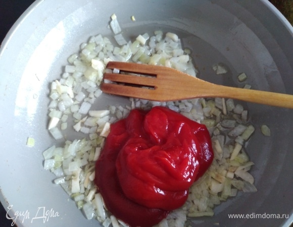 Добавить томатную пасту. Тушить еще 5 минут.