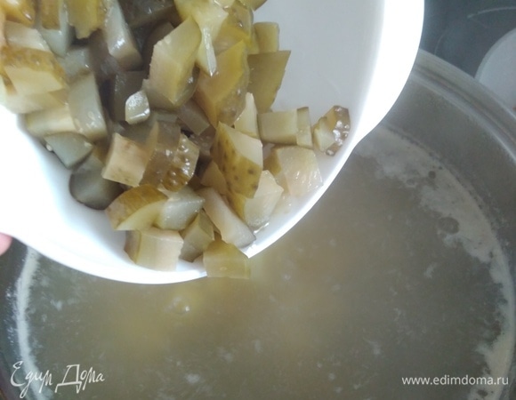 Соленые огурцы (у меня квашеные) нарезать мелкими кубиками. Добавить в кастрюлю.