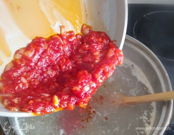 Влить зажарку. Варить 5 минут. Попробовать на соль, если нужно, добавить соль и перец.