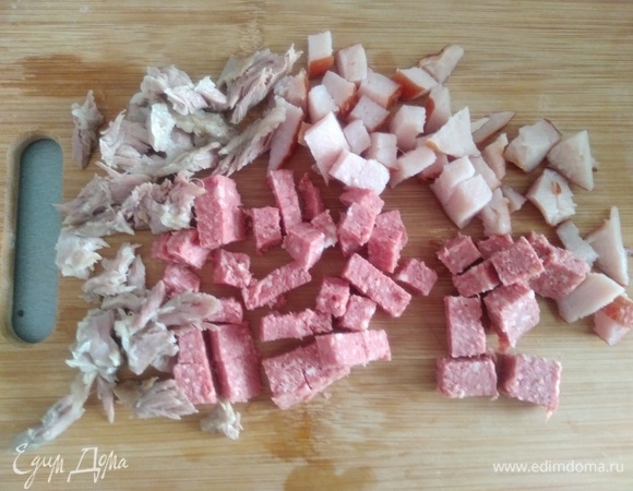 Копчености и мясо с вареных ребер нарезать, добавить в суп, дать закипеть и выключить плиту.