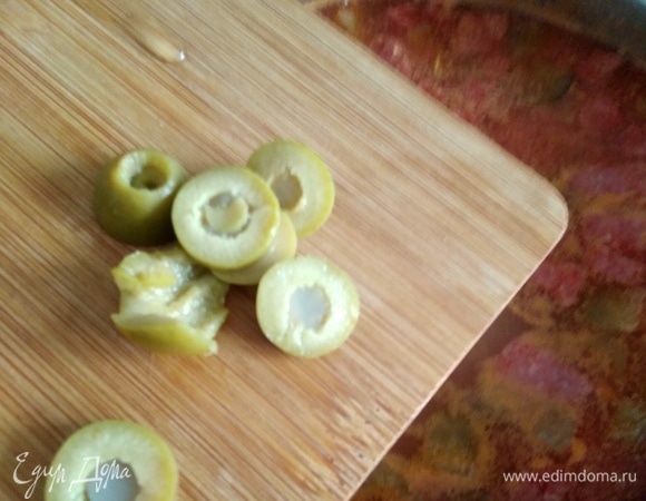 Оливки нарезать и добавить в самом конце варки. Дать солянке настояться 1 час.