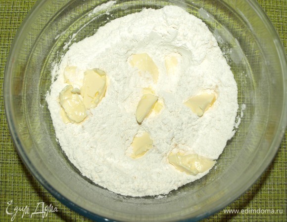 Клюкву залить холодной водой на 20 минут. Воду слить, клюкву просушить бумажным полотенцем. Разогреваем духовку до 180°C. Муку просеять, добавить горчицу, разрыхлитель, соль и сахар. Перемешать. Добавить нарезанное кусочками сливочное масло. Растереть муку с маслом в крошку.