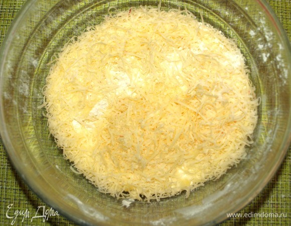 Сыр натереть на средней терке. Добавляем в тесто. Перемешиваем.
