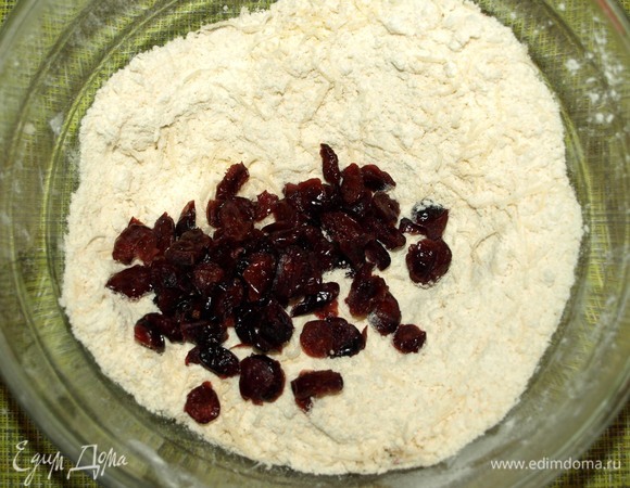 Добавляем вяленую клюкву. Перемешиваем.