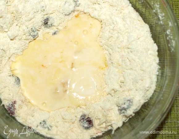 Йогурт соединить с куриным яйцом. Добавить к остальным ингредиентам.