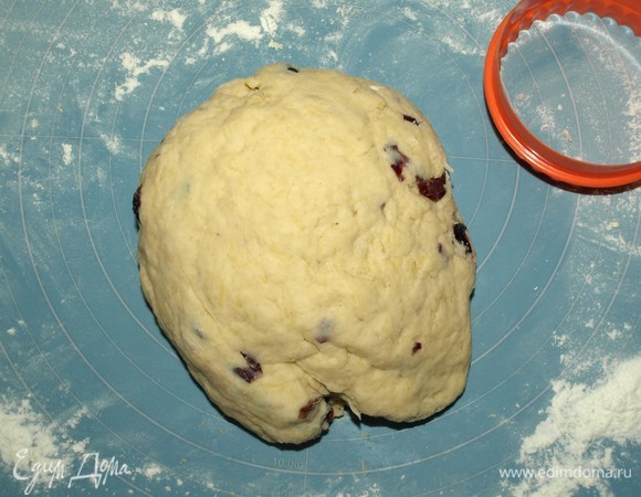 Замешиваем мягкое тесто. Тесто не должно липнуть к рукам. Тесто раскатываем толщиной 2 см.