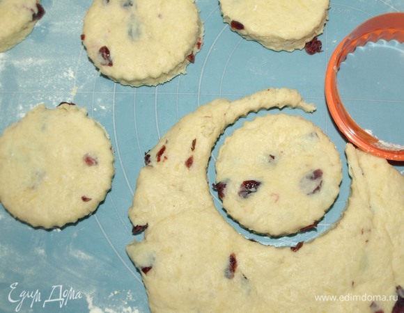 Вырезаем формочкой для печенья заготовки. У меня формочка для печенья диаметром 7 см.