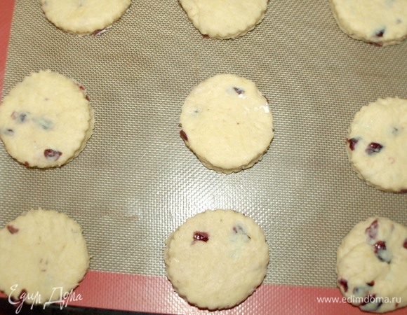 Выкладываем на противень, застеленный пекарской бумагой или силиконовым ковриком. Отравляем в заранее разогретую до 180°C духовку на 20 минут. Лучше ориентироваться на свою духовку.