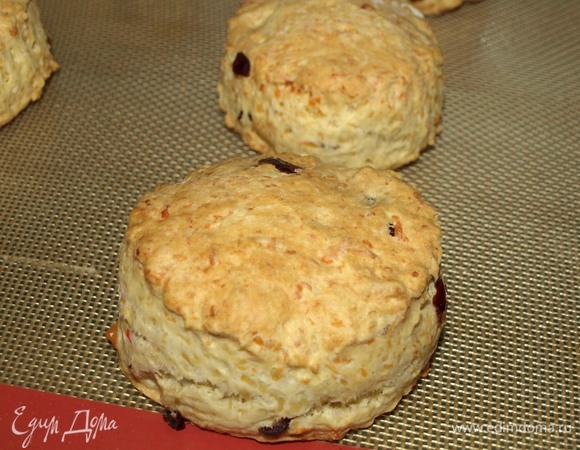 Готовые сконы достать из духовки и дать отдохнуть 2 минуты. Их можно подавать теплыми.