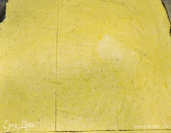 Обрезать неровные края поленты, затем разделить ее на три равных прямоугольника.