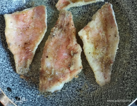 Филе рыбы промыть, обсушить бумажным полотенцем. Если рыба крупная, нарезать на куски. У меня окунь не очень крупный, поэтому жарила целиком. Посолить, поперчить. Обвалять в муке и обжарить на 2 ст. л. оливкового масла до румяной корочки. Переложить на блюдо.