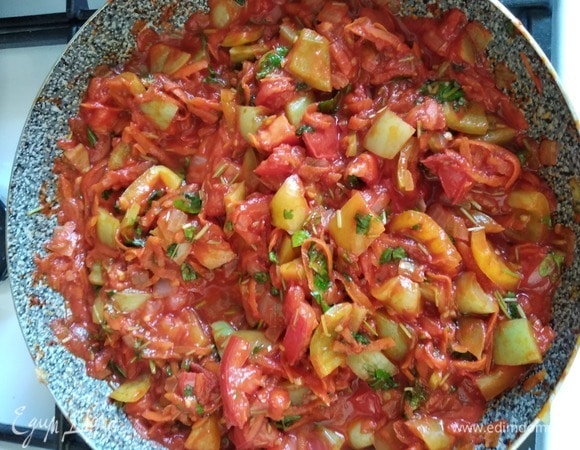 Лук измельчить. Морковь натереть на крупной терке, перец нарезать кусочками, помидоры — кубиками, чеснок, чили и петрушку измельчить, оливки разрезать пополам или на несколько колечек, если крупные. В сковороду, где жарилась рыба, добавить масла, обжарить лук 3 минуты, добавить чили и чеснок, обжарить еще 2 минуты, добавить морковь и болгарский перец. Обжаривать 5 минут. В сковороду добавить нарезанные помидоры, петрушку, томатную пасту, лимонный сок и паприку. Перемешать и тушить на слабом огне 15 минут.