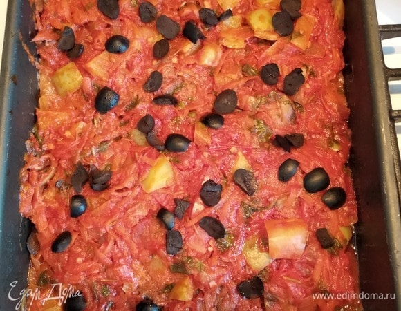 Разогреть духовку до 180°C. В форму для запекания, смазанную маслом, выложить рыбу, сверху — овощи. Отправить в духовку на 10 минут. Достать, выложить оливки и поставить в духовку еще на 5–7 минут. Подавать с любимым гарниром. Приятного аппетита!